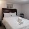 Tidy Private Rooms with Full Kitchen - Торонто
