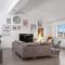 Penthouse apt on the shopping street-Free parking