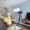 Elliot Oliver - Luxurious Two Bedroom Apartment in The Docks