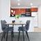 Spectacular Darling Harbour View Apartment & Parking