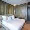 Daniels Stunning 2BR with Full Sea View at Five - Dubaj