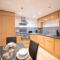 Spacious 2 Bedroom 6 Minute Drive from Huddersfield Town Centre - Ideal Stay