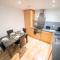 Spacious 2 Bedroom 6 Minute Drive from Huddersfield Town Centre - Ideal Stay