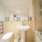 Spacious 2 Bedroom 6 Minute Drive from Huddersfield Town Centre - Ideal Stay