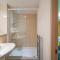 Spacious 2 Bedroom 6 Minute Drive from Huddersfield Town Centre - Ideal Stay