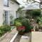 Bryntirion Farmhouse Apartment with Hot Tub - Llanfair Caereinion