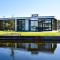 Modern holiday home on the water in a holiday park near the Loosdrechtse Plassen - Nieuw-Loosdrecht