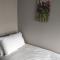 Oliver Wests Beautiful 2 Bedroom Sleeps 4 Apartment