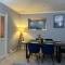 Quebec House - Free Parking and Wifi, Comfortable Spacious House Near to Town Centre