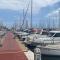 Barco acogedor en el puerto del másnou
