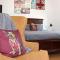 Private Bright Modern Studio! Queen bed ! - فيكتوريا