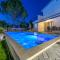 VILLA NINA MALINSKA 150m FROM THE BEACH, SWIMMING POOL