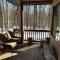 Woodshores Retreat - cozy retreat, hot tub, Lk MI - Coloma