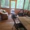 Woodshores Retreat - cozy retreat, hot tub, Lk MI