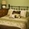 Woodshores Retreat - cozy retreat, hot tub, Lk MI