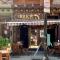 Sage Stay by the Train, We Pay Half Your Parking, Sleeps 10 and Central to Tons of Eating Spots and Nightlife