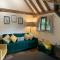 NEW Cosy cottage - Lake view & Log Burner - Dog proof garden - Rolvenden