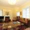 Elegant 3-Bedroom Ramsay Garden Apartment in Edinburgh City Centre