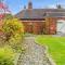 Luxury cottage, 13 guests with 2 hot tubs in Hoar Cross, Staffs - Newborough