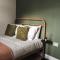 Wych Cottage, Striking 2 Bed, Parking, Ground Floor Flat - Step Free