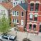 Cozy, top-floor 3BR loft with balcony in West Town