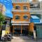 Sundays Café & Hotel
