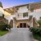 Chic Beachside Abode, Sunrise Beach