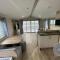 Meadow View 171 - Golden Palm - Central heating, WiFi, pet friendly, bed linen - Meadow Lakes Caravan & Lodge Hire Meadow View 171 - Golden Palm - Central heating, WiFi, pet friendly, bed linen - Meadow Lakes Caravan & Lodge Hire