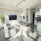 Modern Loft in DTLA - Rooftop Pool & Free Parking!