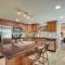 Pet-Friendly Conroe Hideaway with Porch and Fire Pit - ذا وودلاندس