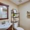 Pet-Friendly Conroe Hideaway with Porch and Fire Pit - ذا وودلاندس