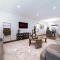 Chic 3BR Modern Home - Wi-Fi - Netflix - Sleeps 8!