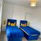 Neath, South Wales Getaway - 4 Bedroom Home -7 Guests - Free Parking - Ніт