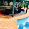 POBLADO TROPICAL 13 BEDROOM MANSION POOL JACUZZI AC BUTLER 5 MINUTES TO LLERAS - Medellín