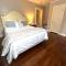 KING BED Family Friendly Cottage - Walk to Zoo & Waterpark - Near Downtown & Midtown - هاتييسبورغ