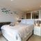 Wren Lodge HM11 HOT TUB Lakeside Spa Property