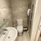 Above PORTHMINSTER BEACH - - St James Rest - - A STYLISH GROUND-FLOOR PRIVATE APARTMENT - - Kids Love The Cabin Bunk Room - - BEAUTIFULLY REFURBISHED