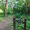 Spacious Hazel Bank Lodge for 4 with Hot Tub & Tree-Level Views - 查德利