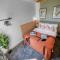 Stunning Design 3-Bedroom Townhouse Retreat in Southsea, Sleeps 8, Chic and Spacious with Free Parking Permit, WORK CONTRACTORS SPECIAL OFFER AVAILABLE! - by Blue Puffin Stays