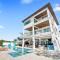 Luxury Seaside Escape ~ Heated Pool w Jacuzzi ~ Elevator ~ Dock ~ Scenic Views - 马拉松