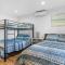 Zula Life Beach House, Sleeps 16, Private Heated Pool and Spa, 4min Walk To The Beach, Pets Welcome, Fenced Yard - ديستين