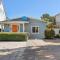 Zula Life Beach House, Sleeps 16, Private Heated Pool and Spa, 4min Walk To The Beach, Pets Welcome, Fenced Yard - ديستين