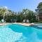 Zula Life Beach House, Sleeps 16, Private Heated Pool and Spa, 4min Walk To The Beach, Pets Welcome, Fenced Yard - ديستين