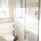Modern, comfy 2 bedroom apartment in Hatfield, town centre, perfect for contractors, free parking