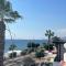Sea view with direct access to boulevard