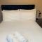 One Bedroom Apartment in Walsall Sleeps 4 FREE WIFI By Villazu - Bloxwich