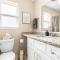New! Cozy 1BR Upper Unit in the Heart of Roseville