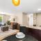 New! Cozy 1BR Upper Unit in the Heart of Roseville