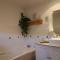 Lush Spacious Family Home between Beach & Town