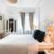Stay in Style: Central 1BR with Vintage Touches and Balcony - Бухарест